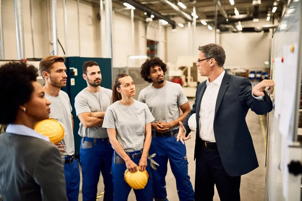 Especialista em segurança do trabalho instruindo equipe